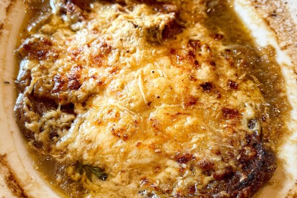 Soupe à l’oignon gratinée